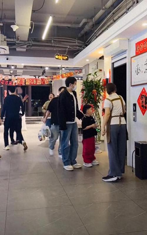 沈腾与妻儿现身海南,快递单号查询_123随叫随到