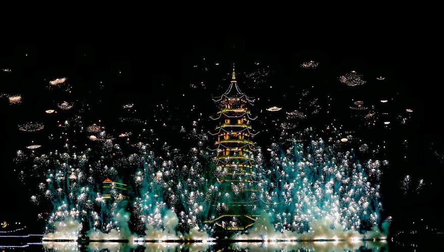 1万枚水母烟花升空,快递单号查询_123随叫随到