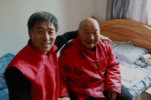 79岁老人躺板车拜年,物流专线直达_123随叫随到