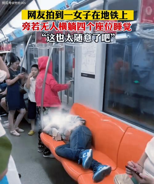 女子地铁躺地上睡着,让发货找车找物流更简单_123随叫随到