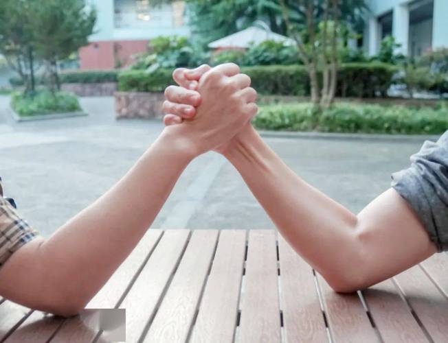 掰手腕胳膊被掰骨折,专业的一站式物流信息网_123随叫随到