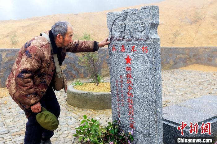 老人替人扫墓70多年,物流专线直达_123随叫随到