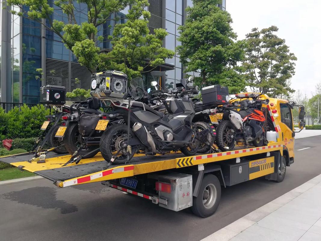 公牛骑走路边摩托车,让发货找车找物流更简单_123随叫随到