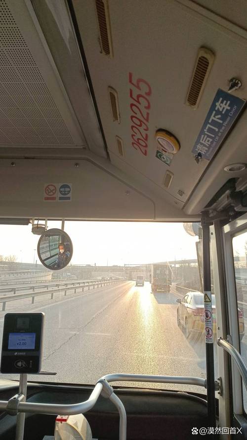 司机把脚伸窗外开车,上门取货_123随叫随到