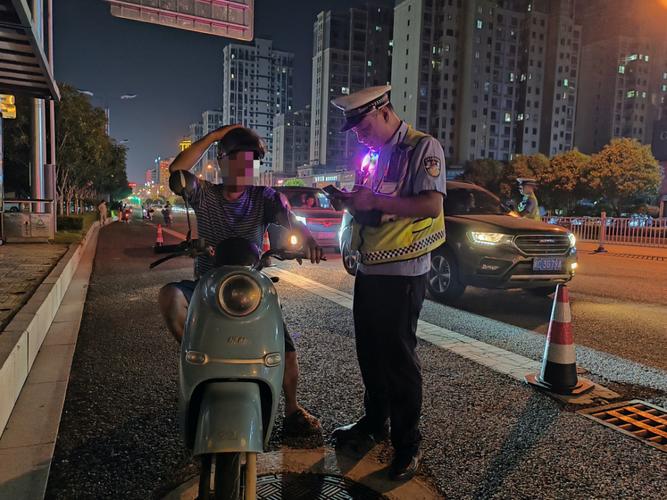 躲查酒驾钻警车车底,上门取货_123随叫随到