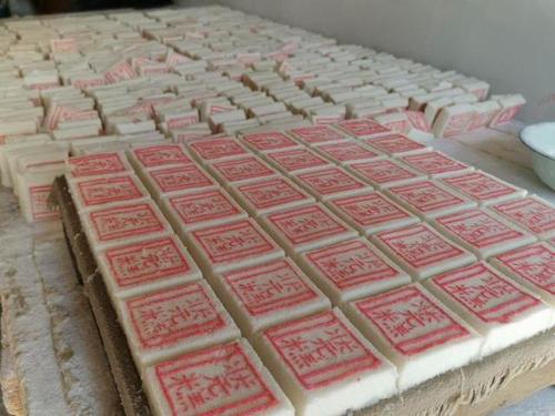 老师穿状元服送祝福,专业的一站式物流信息网_123随叫随到