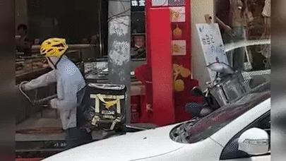 因好奇徒手抓蛇被咬,让发货找车找物流更简单_123随叫随到