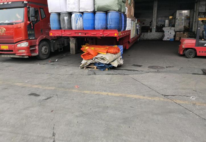 河道现大量成扎钞票,物流专线直达_123随叫随到