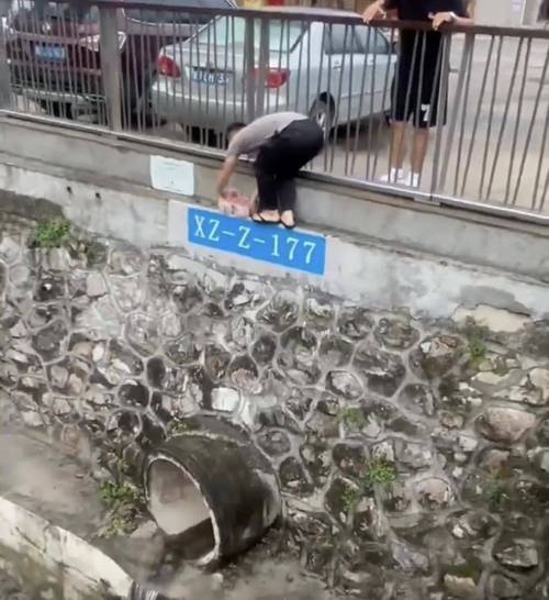 河道现大量成扎钞票,快递单号查询_123随叫随到