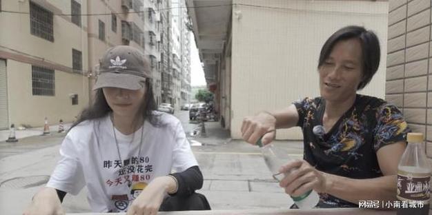 00后女生陪父亲掏粪,物流专线直达_123随叫随到