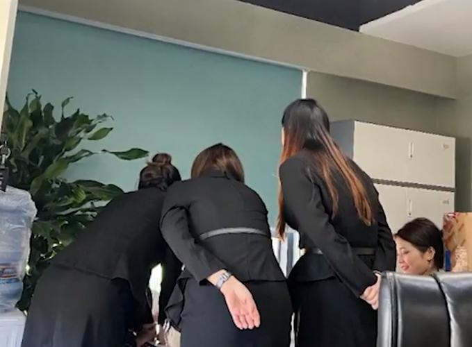 男子在12楼窗外偷窥,专业的一站式物流信息网_123随叫随到